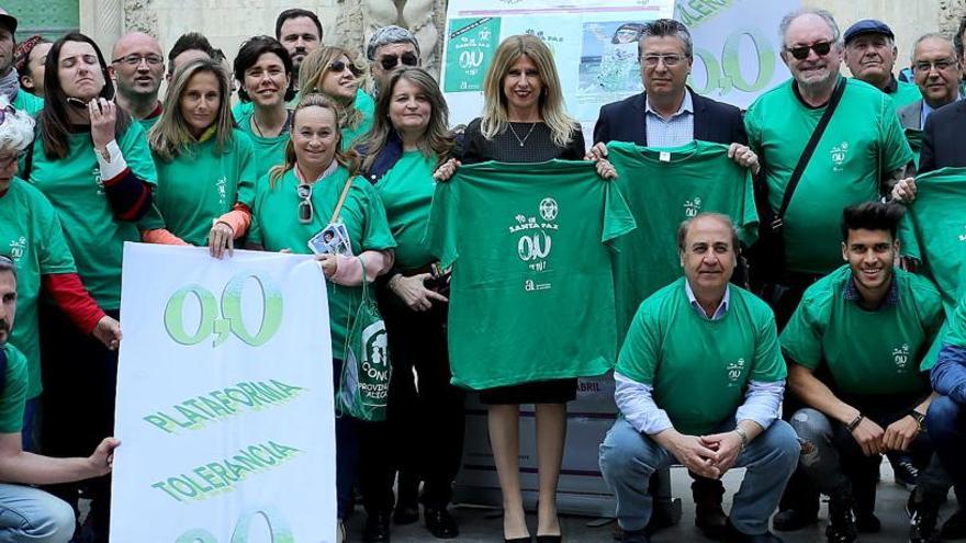 El presidente Quique Hernández y los jugadores Samuel y Moha, a la derecha, en la concentración ante el Ayuntamiento.