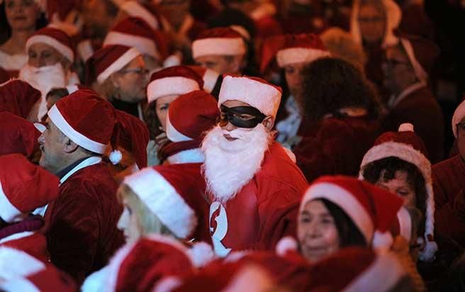 Hunderte Weihnachtsmänner tanzen in Palma