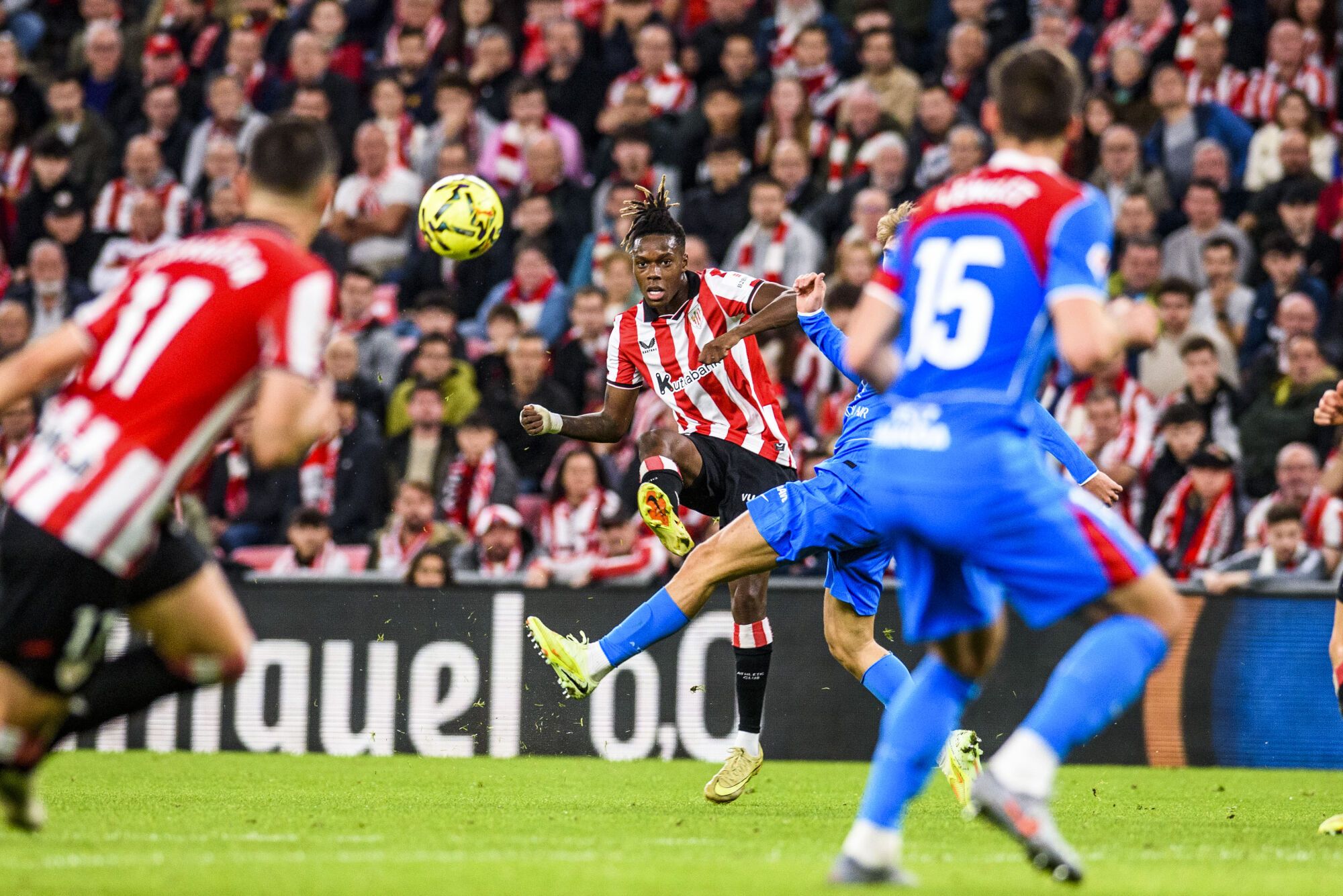 Bilbao, 06/12/2025.-El delantero del Athletic Club de Bilbao Nico Williams (c) remata a portería durante el partido de la jornada 15 de LaLiga EA Sports entre el Athletic Club de Bilbao y el Atlético de Madrid, este sábado en el estadio de San Mamés en Bilbao. EFE/ Javier Zorrilla