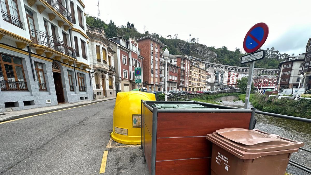 Contenedor de basura orgánica en al avenida de El Pilarín de Luarca.
