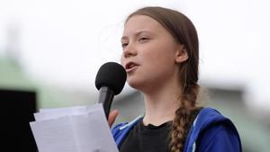 La activista sueca Greta Thunberg pronuncia un discurso durante la protesta contra el cambio climático en Estocolmo.