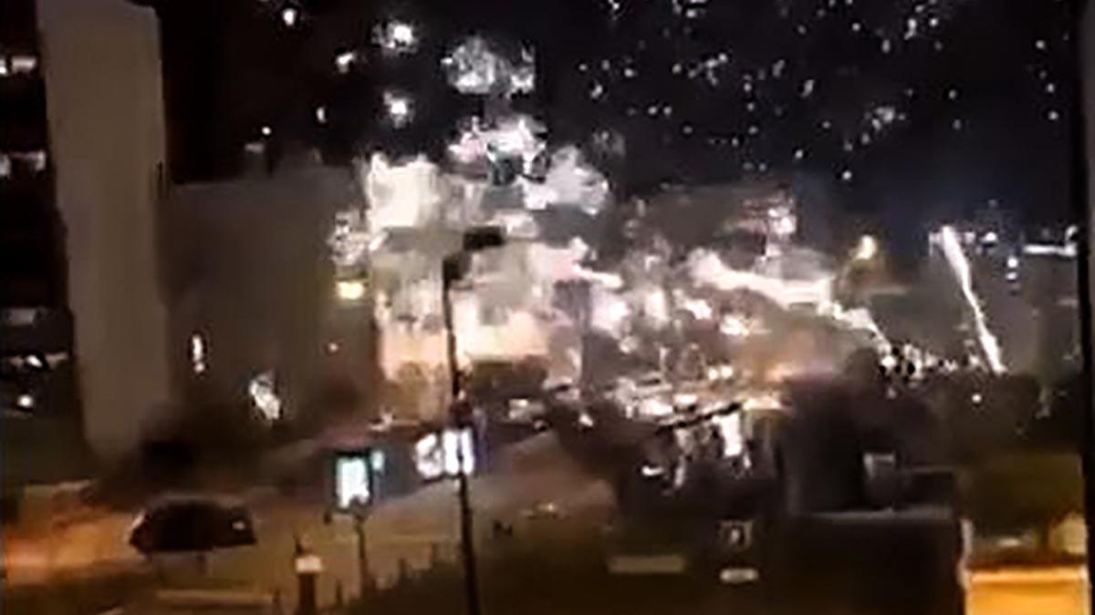 Un momento del ataque con fuegos artificiales a la comisaría de Champigny sur Marne, al este de París. 