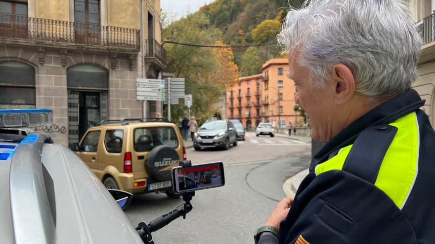 Atrapar conductors sense assegurança amb la càmera d&#039;un mòbil, la nova eina innovadora de la Policia Local de Ripoll