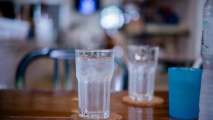 Un cliente se queja porque no le dejan entrar a beber agua.