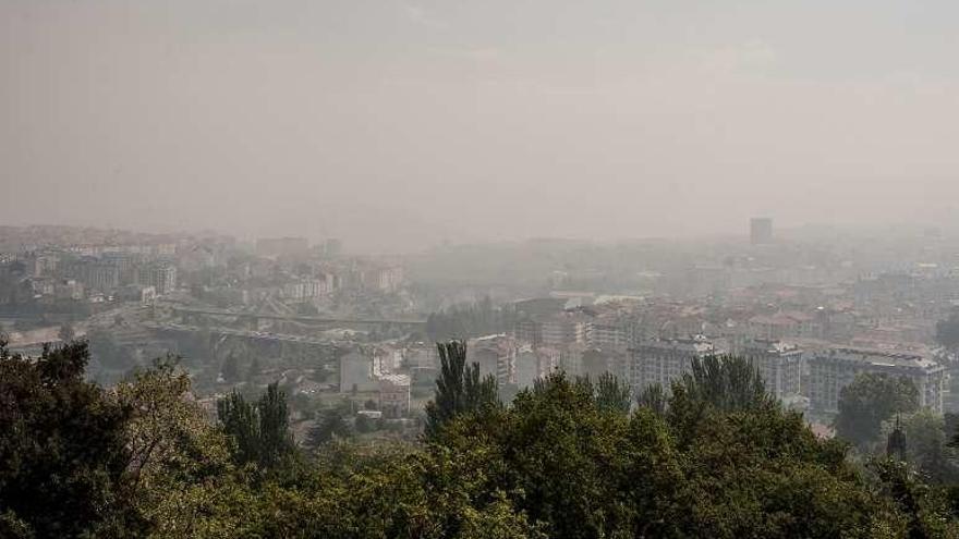 La ciudad de Ourense, cubierta de humo, ayer. // Brais Lorenzo