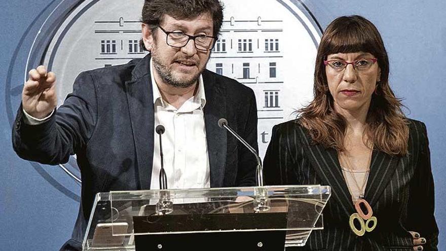 Alberto Jarabo y Laura Camargo ayer en el Parlament.