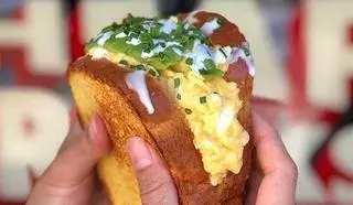 Así se prepara el famoso sándwich de huevo que triunfa en las redes sociales