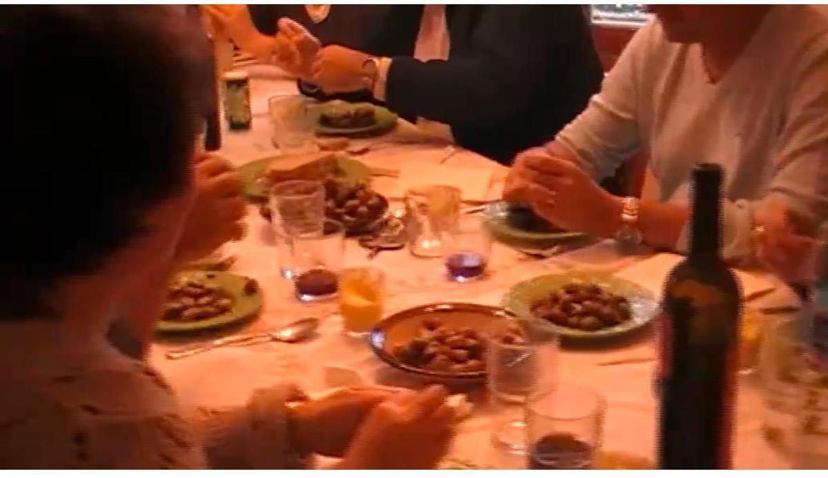 Una de las fotografías de la cámara, que muestra una reunión familiar en la que comieron caracoles.