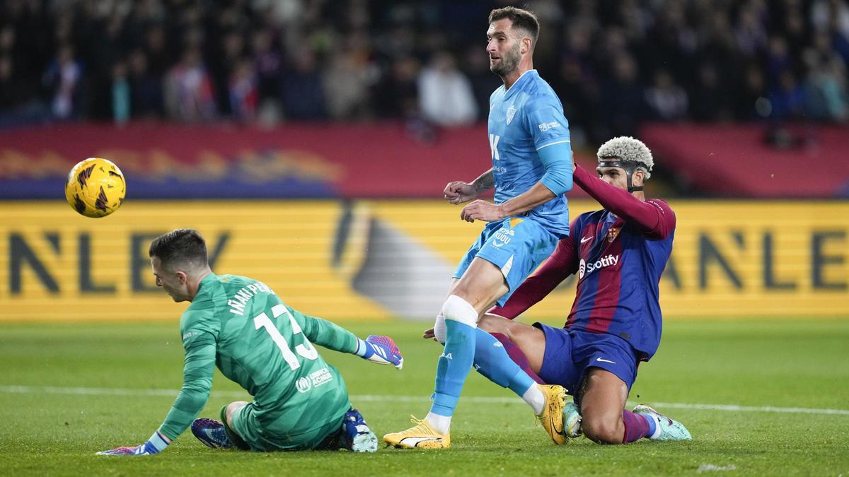 Baptistao se adelanta a Araujo para batir a Iñaki Peña en el 1-1 del Almería en Montjuïc.