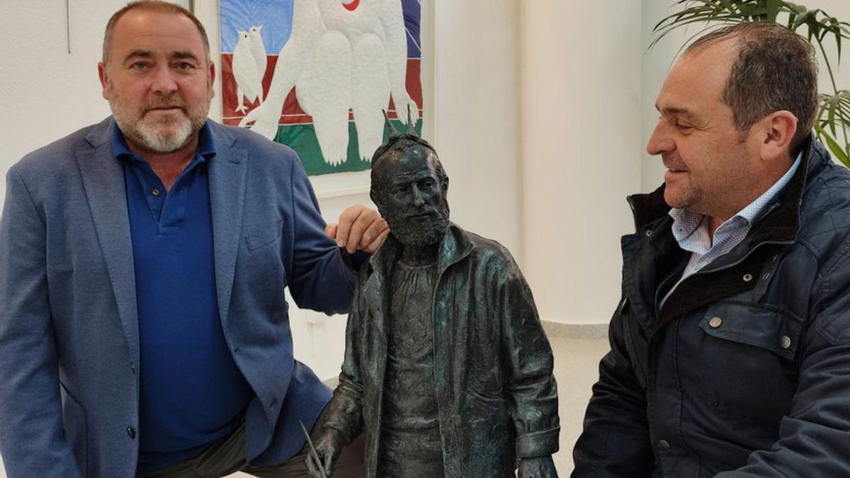El alcalde, Vicente Pallarés, y el edil Julián Torner, con la estatua de Ripollés. | JAVIER NOMDEDEU