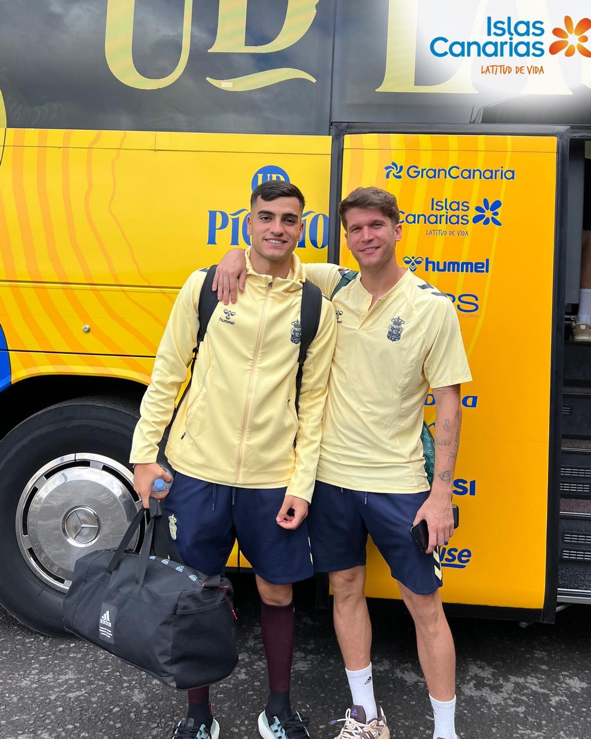 El pichichi de la UD Ale García y el atacante leridano Marc Cardona.