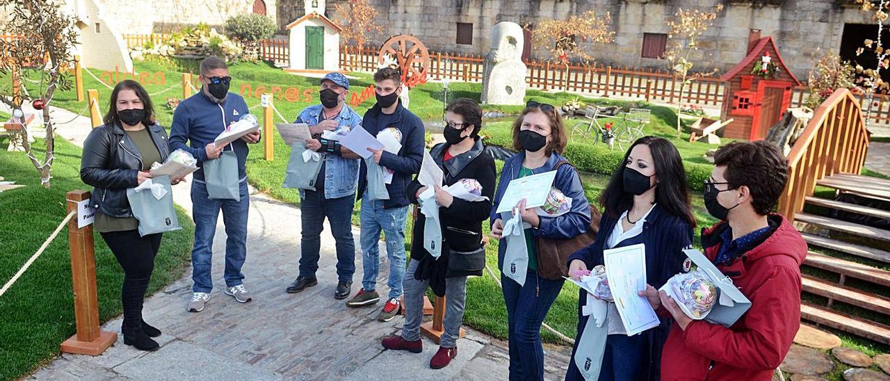 Un grupo de alumnos del taller de empleo de Cambados, junto a la Aldea dos Nenos. |  // NOÉ PARGA