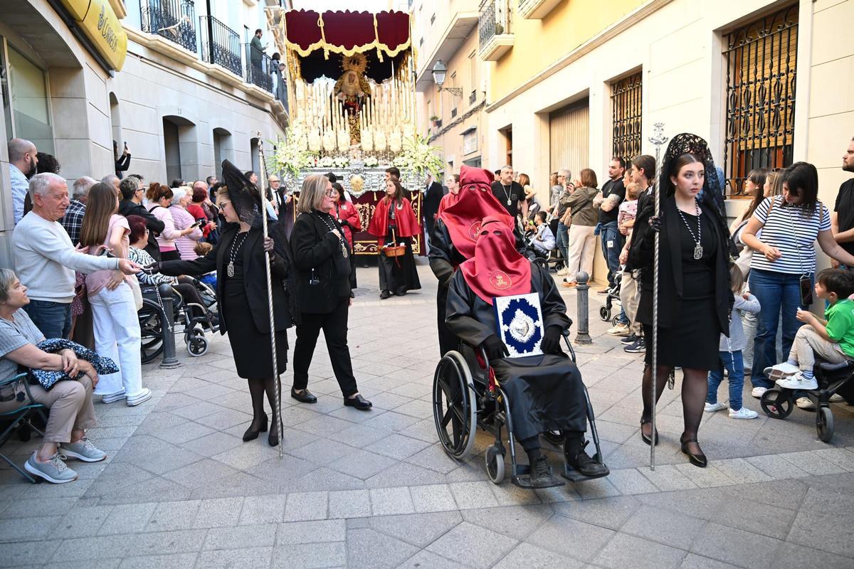 Paso de la Caridad por las calles del centro de Elche este Jueves Santo