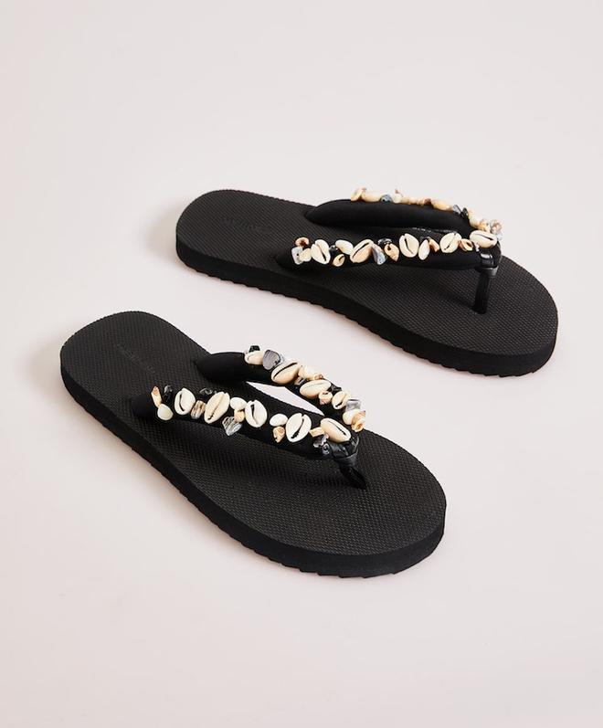 Chanclas con conchas, de Oysho