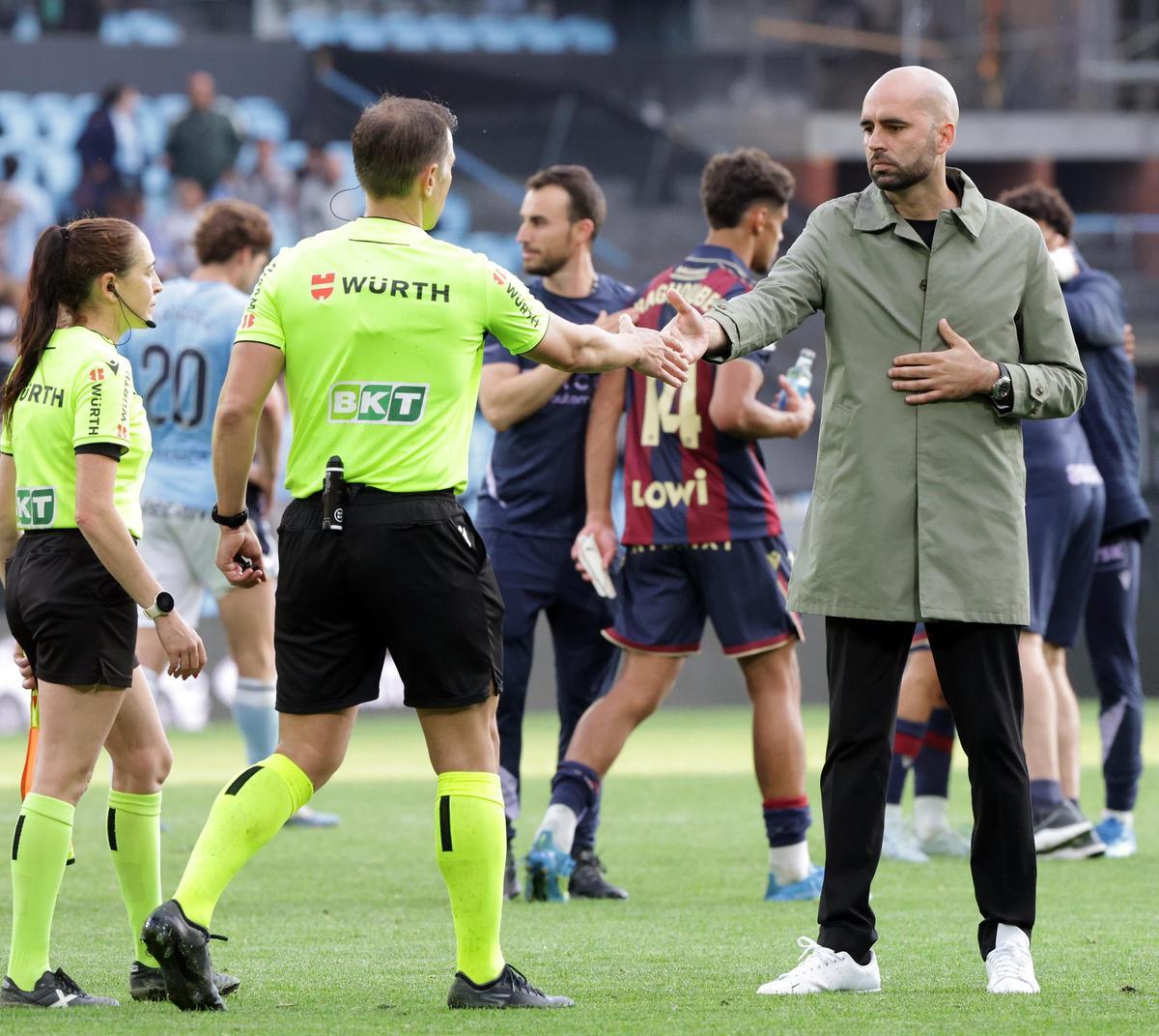 Claudio Giráldez saluda al árbitro al final del partido entre el Celta y el Levante en Balaídos.