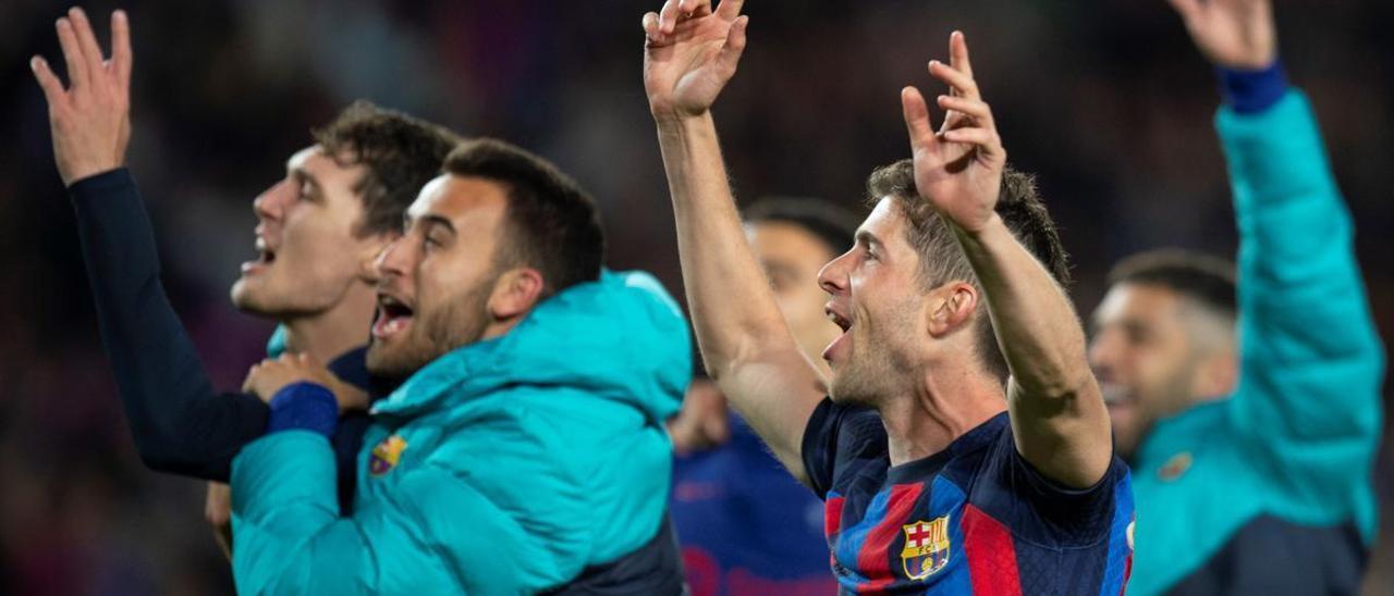 Los jugadores del Barça celebran con el público el triunfo sobre el Madrid.