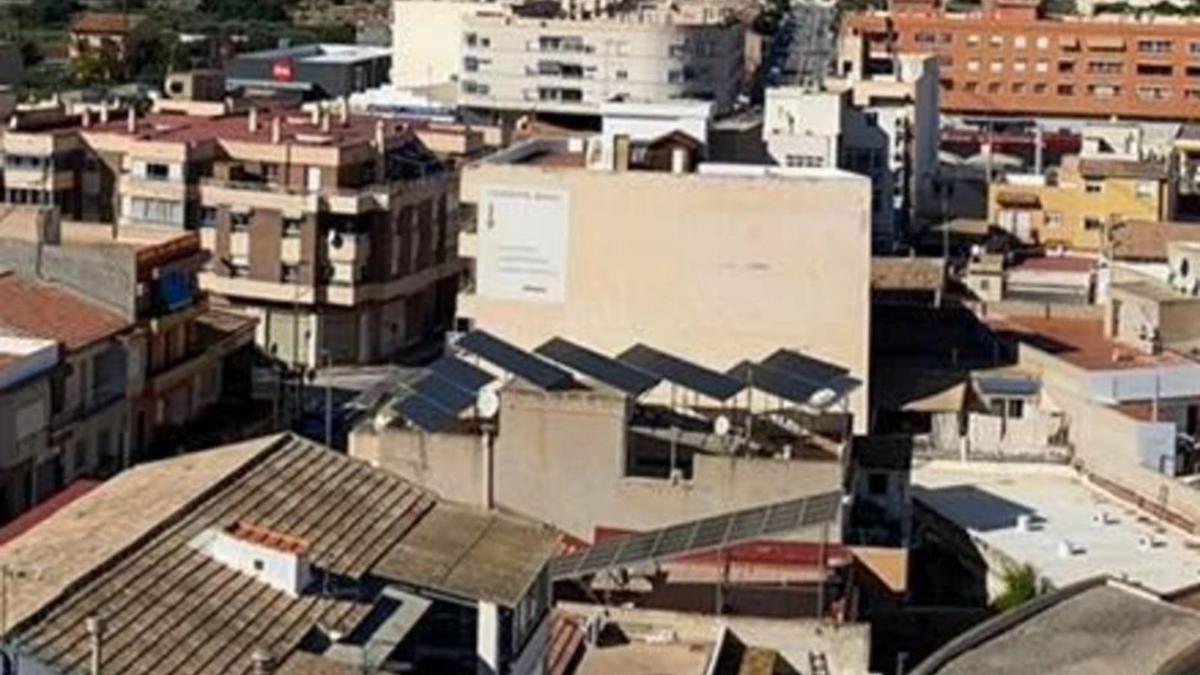 Placas solares en la terraza de una vivienda.