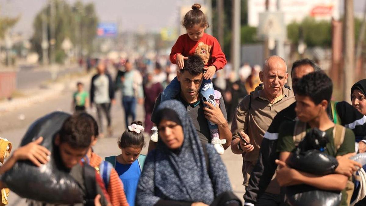 Palestinos huyen de Ciudad de Gaza hacia el sur de la Franja, este martes.