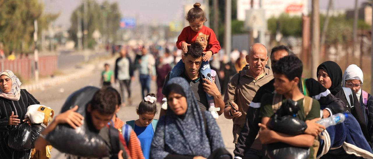 Palestinos huyen de Ciudad de Gaza hacia el sur de la Franja, este martes.