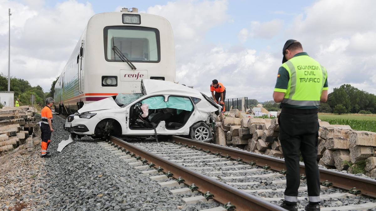 Un Guardia Civil de tráfico frente al choque del tren con un vehículo en Recimil (Lugo) este miércoles