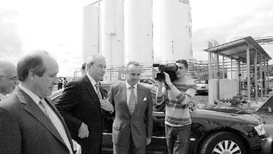 Touriño a su llegada para presidir el acto de inauguración de la planta Egal Biodiésel. / xoán álvarez