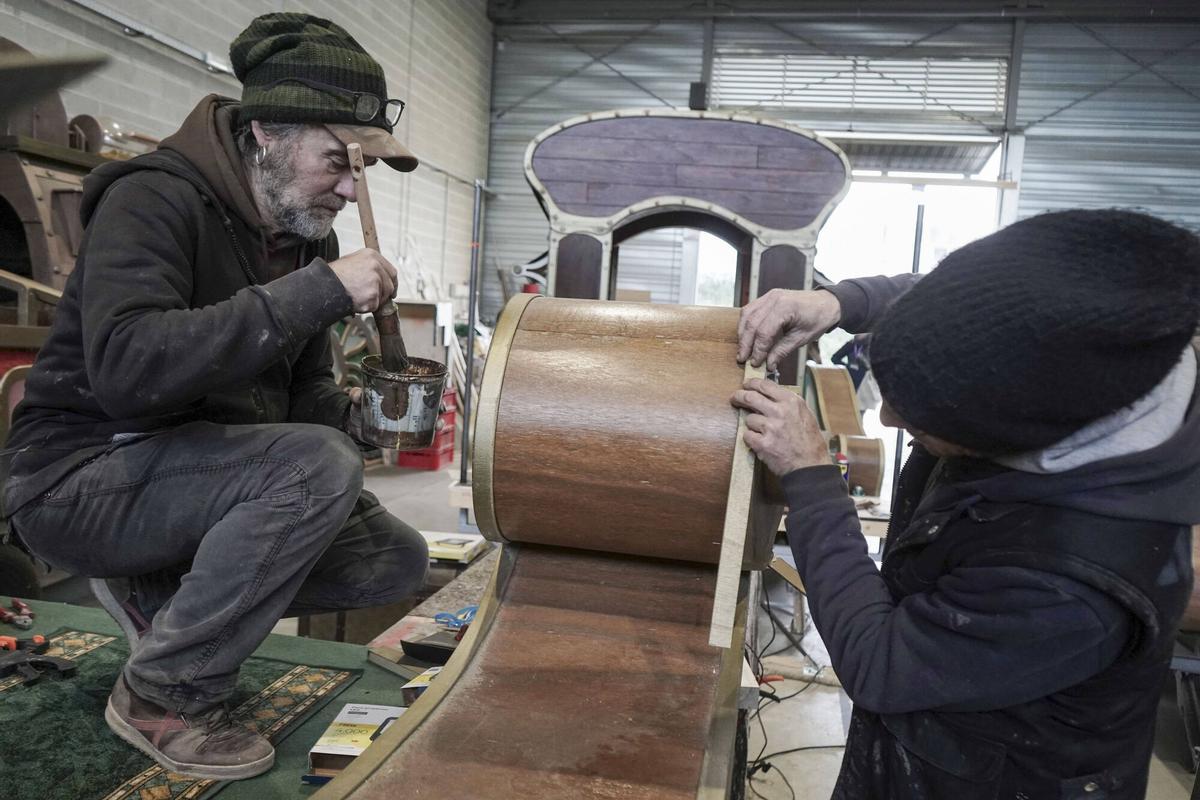 Així es fa el muntatge de les carrosses per a la Cavalcada de Reis de Manresa