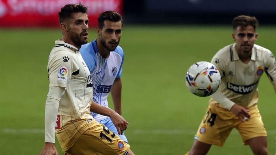 Errores que se pagan. El Málaga no tuvo plan para reaccionar al vendaval ofensivo del Espanyol, un equipo de Primera con disfraz de Segunda. El tempranero derechazo de Embarba marcó a los de Pellicer, que acusaron errores atrás para morir en la segunda mitad. Sin chispa, sin envalentonarse arriba y con pocos intentos de marcar, difícil obtener recompensa. En la segunda parte Raúl de Tomas sentenció y ya solo quedó probar con los cambios, sin éxito. El muro del Espanyol fue imposible superar sin tener pólvora.