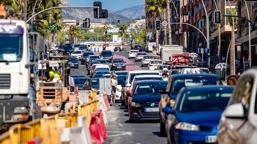 Las obras devuelven las retenciones de tráfico a la avenida Beniardà de Benidorm
