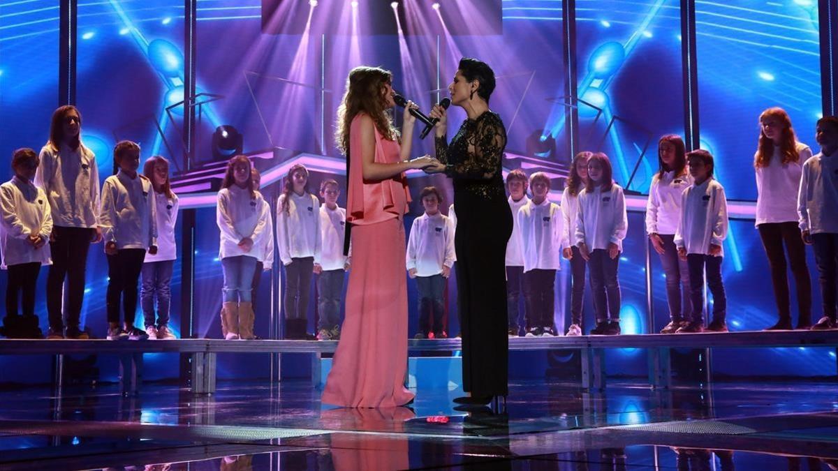 Amaia canta con Rosa, acompañadas por un coro infantil.