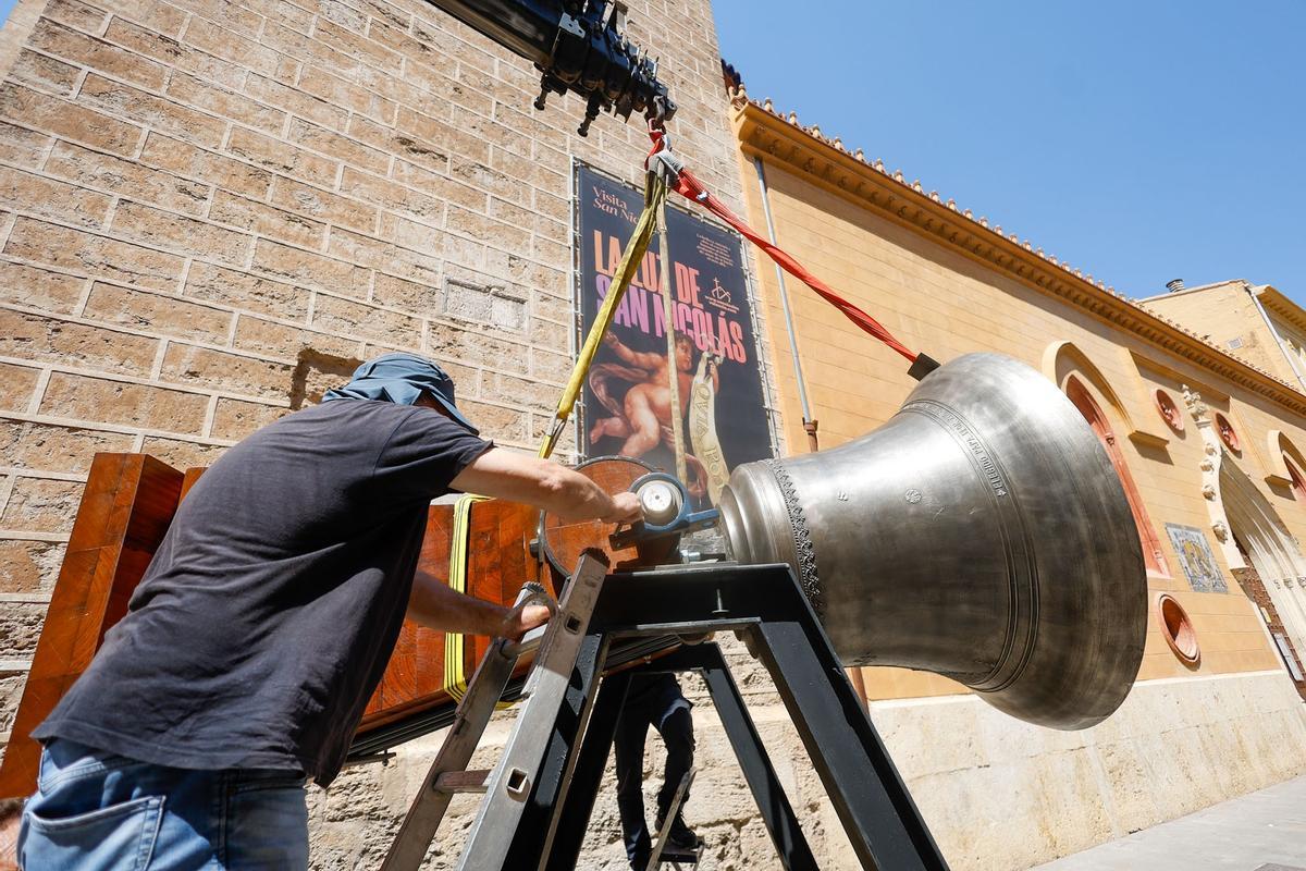 La espectacular llegada de la nueva campana de San Nicolás
