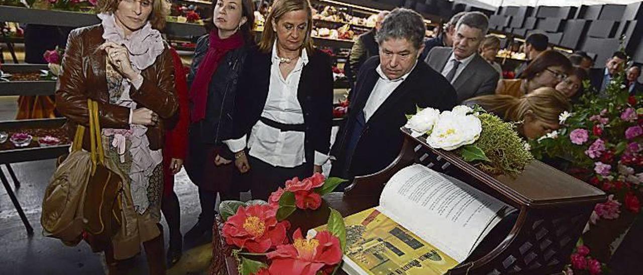 Nava Castro, Carmela Silva y Lores inauguraron la muestra. // G. Santos