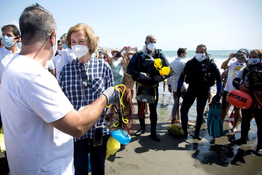 La Reina Sofía participa en una recogida de residuos en una playa de Rincón