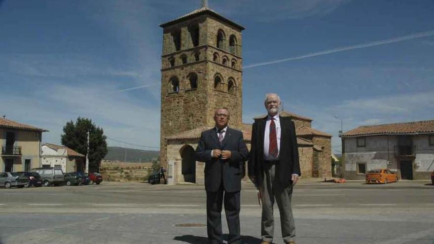 José Ramos San Primitivo y John Williams (ya fallecido) ante la iglesia de Santa María .