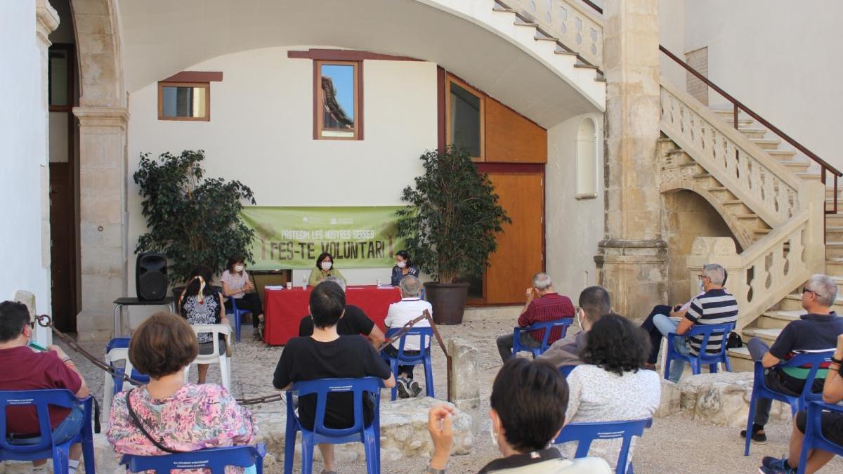 La edil de Sostenibilitat da detalles de la campaña de este año a los voluntarios