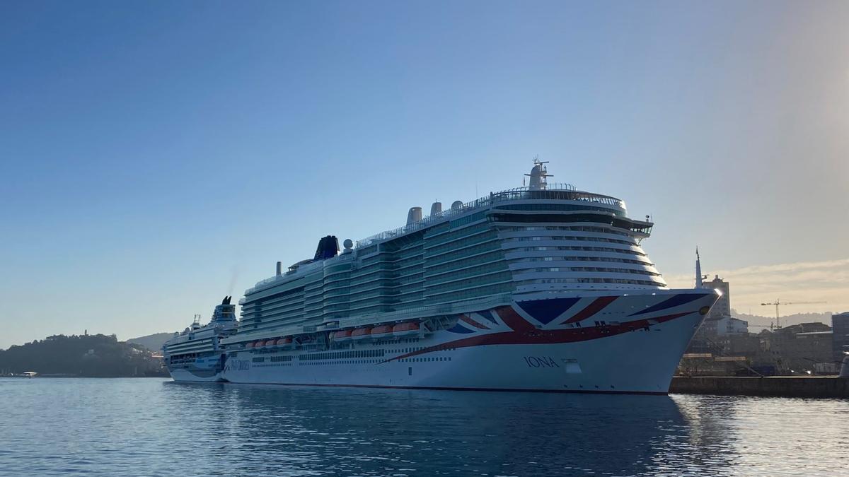 El 'Iona' en la ría de Vigo, esta mañana