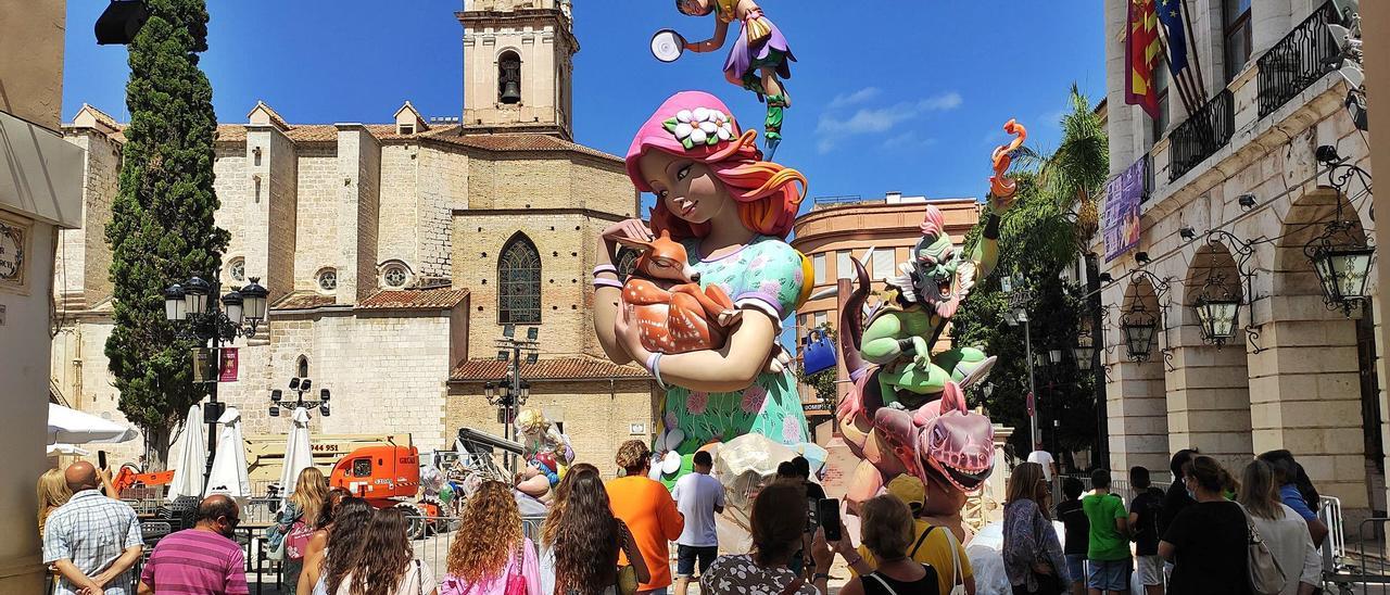 Decenas de personas siguen de cerca la 
Plantà de las fallas, en la imagen la de
la Plaça del Mercat.  levante-emv