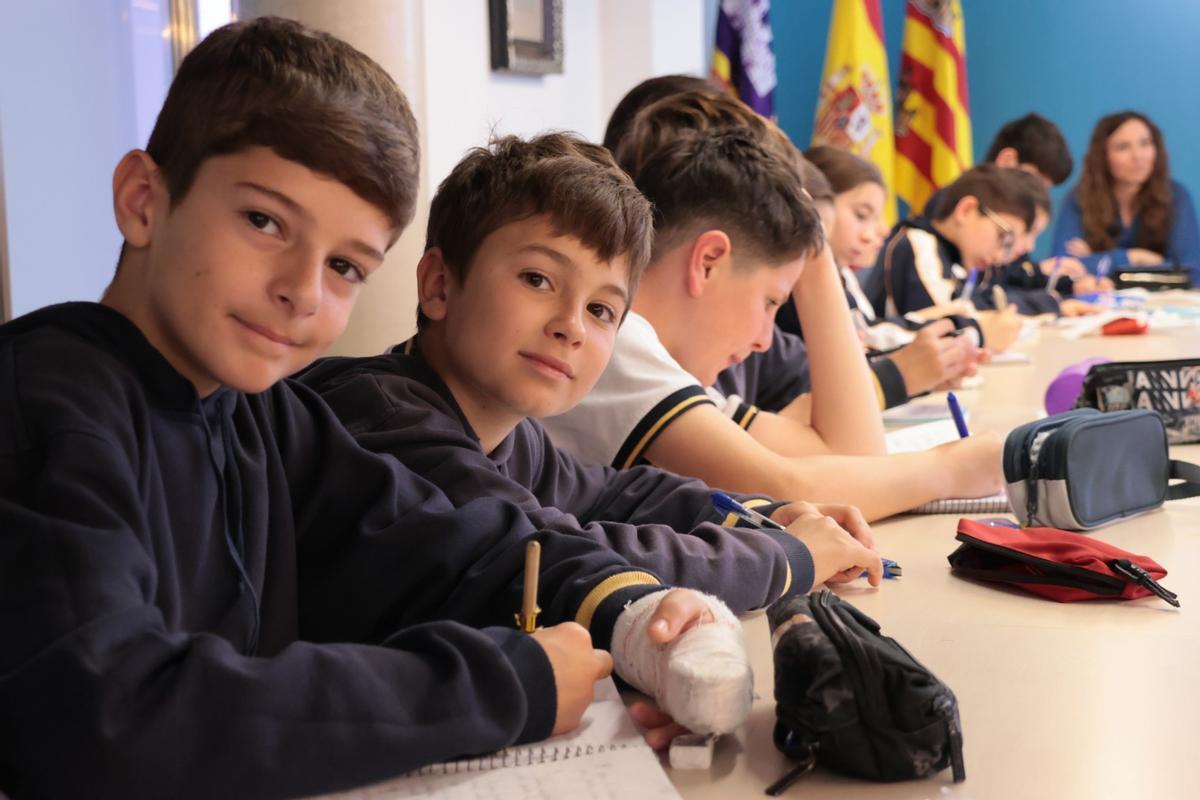 Los alumnos de 5º de Primaria del Colegio Can Bonet visitan el Ayuntamiento de Sant Antoni