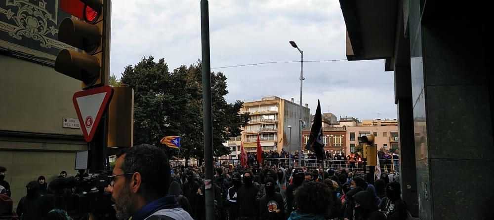 Protesta dels CDR a Girona en el marc de la vaga general