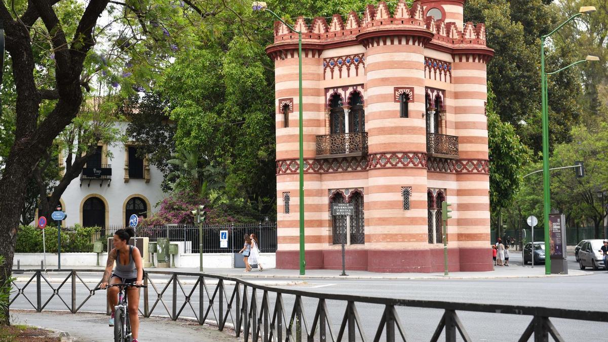 El edificio conocido como el Costurero de la Reina está situado en el paseo de las Delicias, junto al Parque de María Luisa. / Fotos: Jesús Barrera