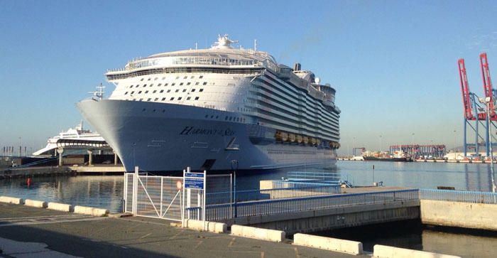 El crucero más grande del mundo, al igual que el Oasis y el Allure of the Seas, visita la capital de la Costa del Sol en una escala de diez horas