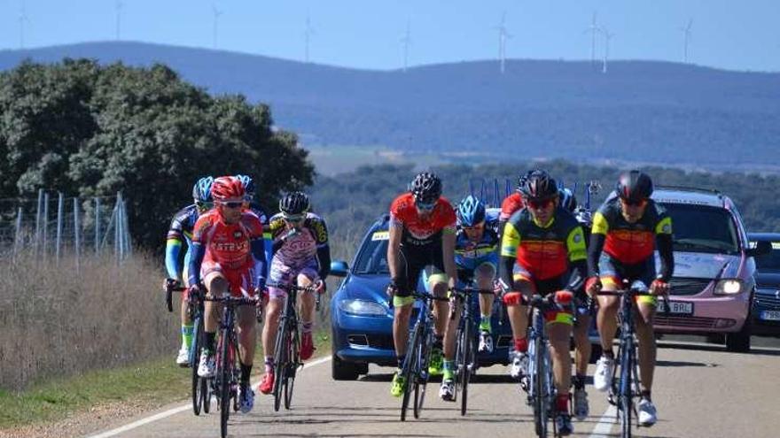 Varios ciclistas en el Alto de la Dehesa de Mangas.