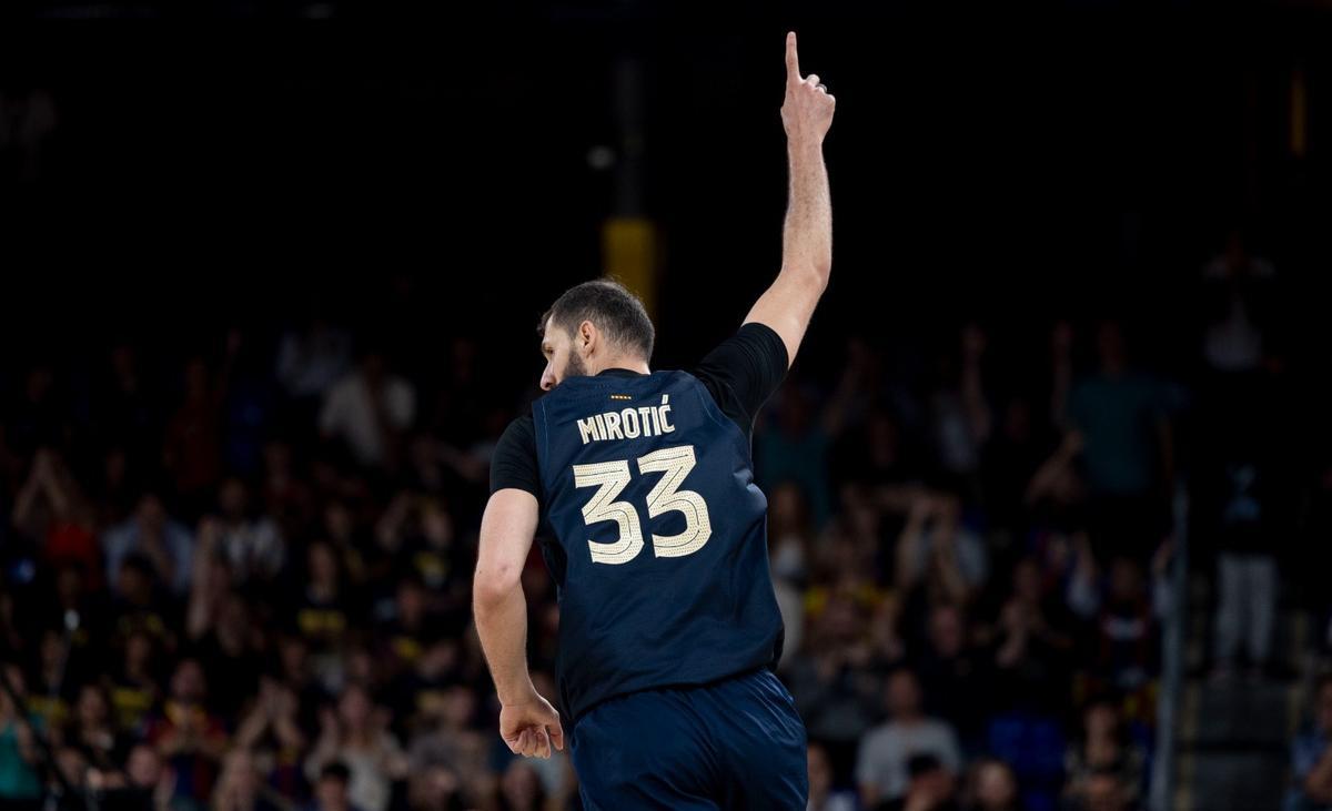 Mirotic celebra uno de sus triples ante Valencia Basket