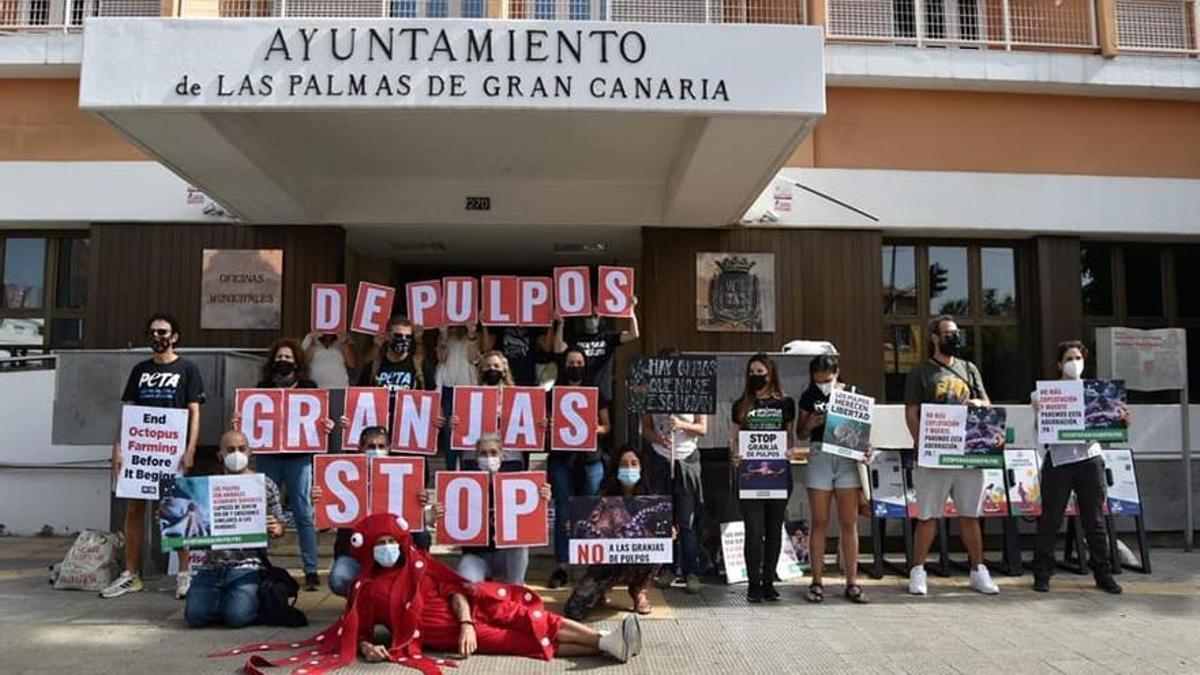 Protesta contra la granja en Las Palmas