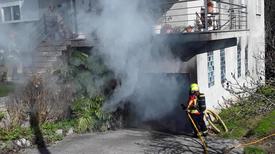 Efectivos de Emerxencias Vilagarcía y Bombeiros sofocaron el fuego en el bajo de la vivienda, situada junto al centro sociocultural. |   // CEDIDA