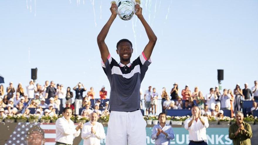 El tenista estadounidense Christopher Eubanks levanta el título de campeón en Calvià. | MALLORCA CHAMPIONSHIPS