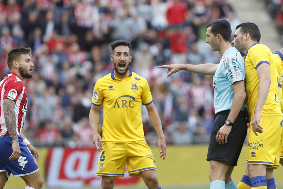 Toribio protesta a l'àrbitre en un Girona-Alcorcón a Montilivi del curs 2016-17 a Segona