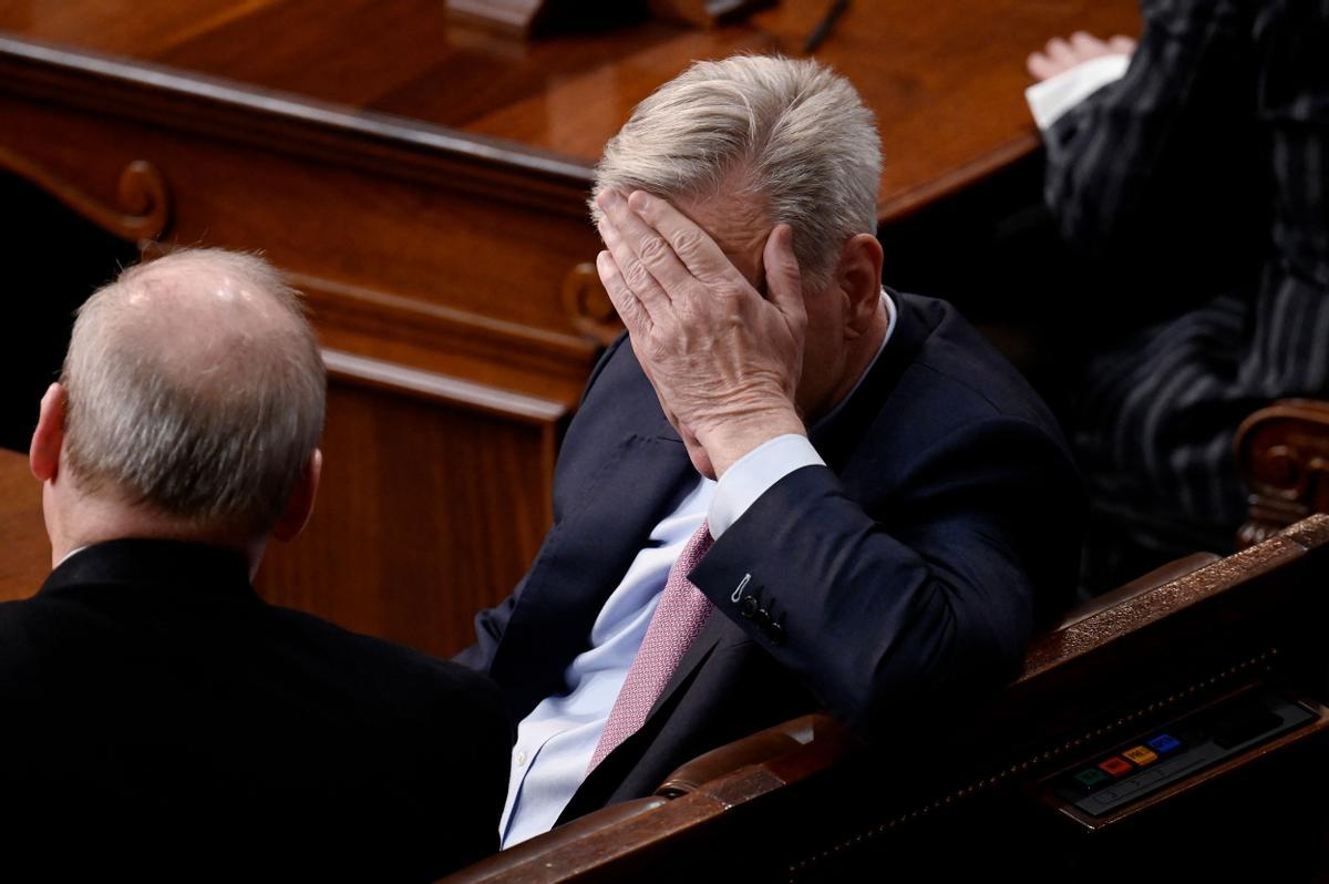  El representante republicano de California de los EE. UU., Kevin McCarthy, escucha a los legisladores realizar la decimotercera votación para el presidente de la Cámara en el Capitolio de los EE. UU.