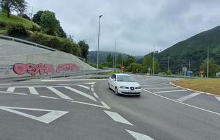 La plaga de grafitis se extiende en Mieres y embadurna los nuevos enlaces de la N-630