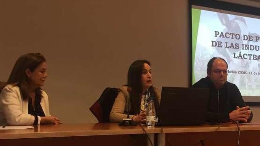 María José Romero, Patricia Prendes y José Ángel Suárez, durante la charla en el Museo Marítimo.