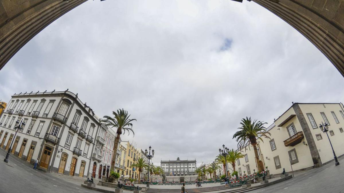 La plaza de Santa Ana, vista desde el pórtico de la Catedral.  | | J. PÉREZ CURBELO
